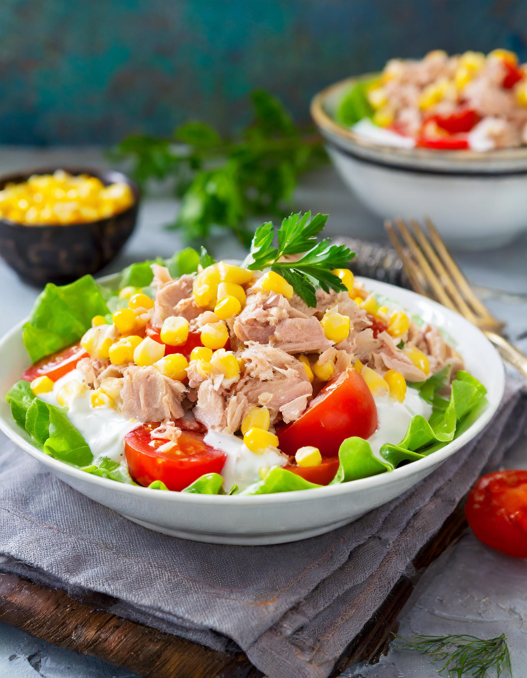 Tonijnsalade met tomaat en mais