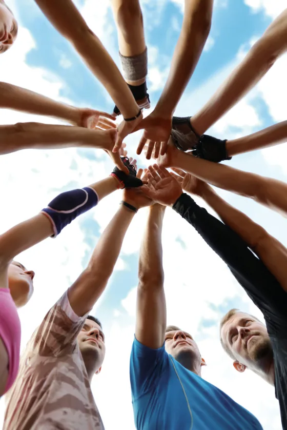 Samen sporten motiveert, een groep mensen leggen de hand bij elkaar in teamverband