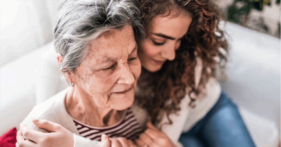 dementievriendelijk kerkrade. In de afbeelding zien we een oudere vrouw met dementie en een bekende die haar gezelschap houd