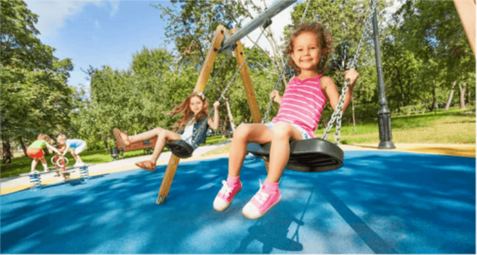 Vie- Samen werken we aan de gezondheid in Kerkrade. Op de afbeeldingen zien we kinderen die aan het spelen zijn in een park terwijl de zon schijnt.