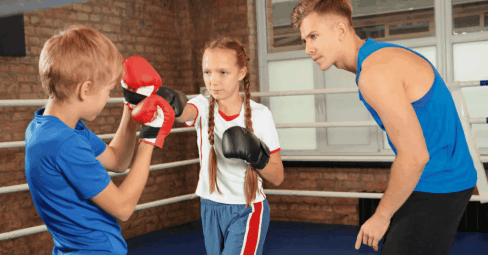 twee kinderen die sportlessen volgen via de samenwerking met NSA on tour