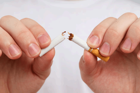 We zien hier een foto van eenn doorgebroken sigaret die doelt op het stoppen van roken. Een rookvrije start kan voor iedereen