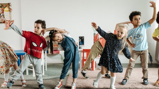Kinderen aan het bewegen tijdens de dynamische schooldag